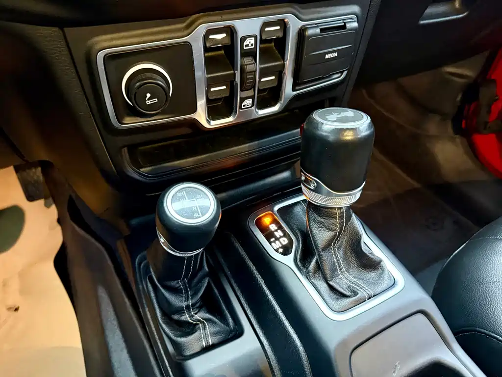 Jeep Wrangler — фото 11