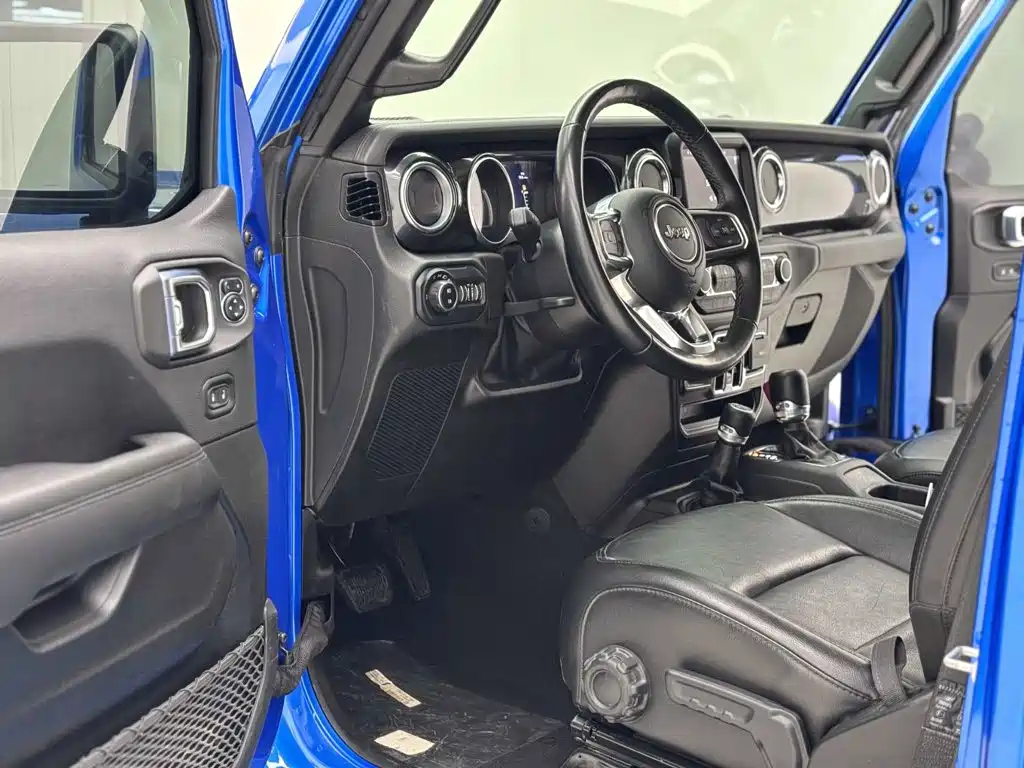 Jeep Wrangler — фото 22