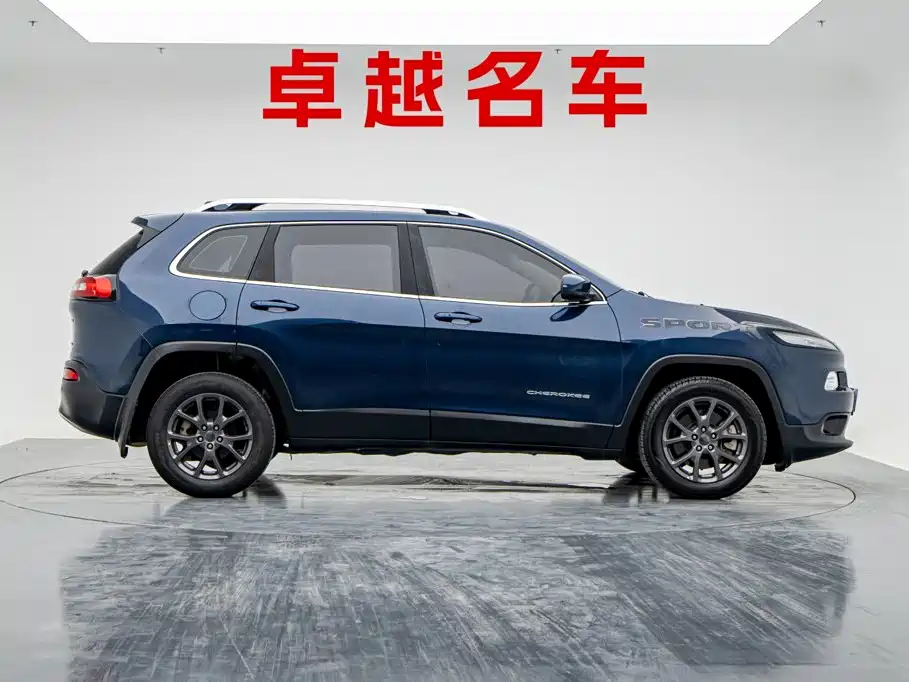 Jeep Cherokee — фото 7