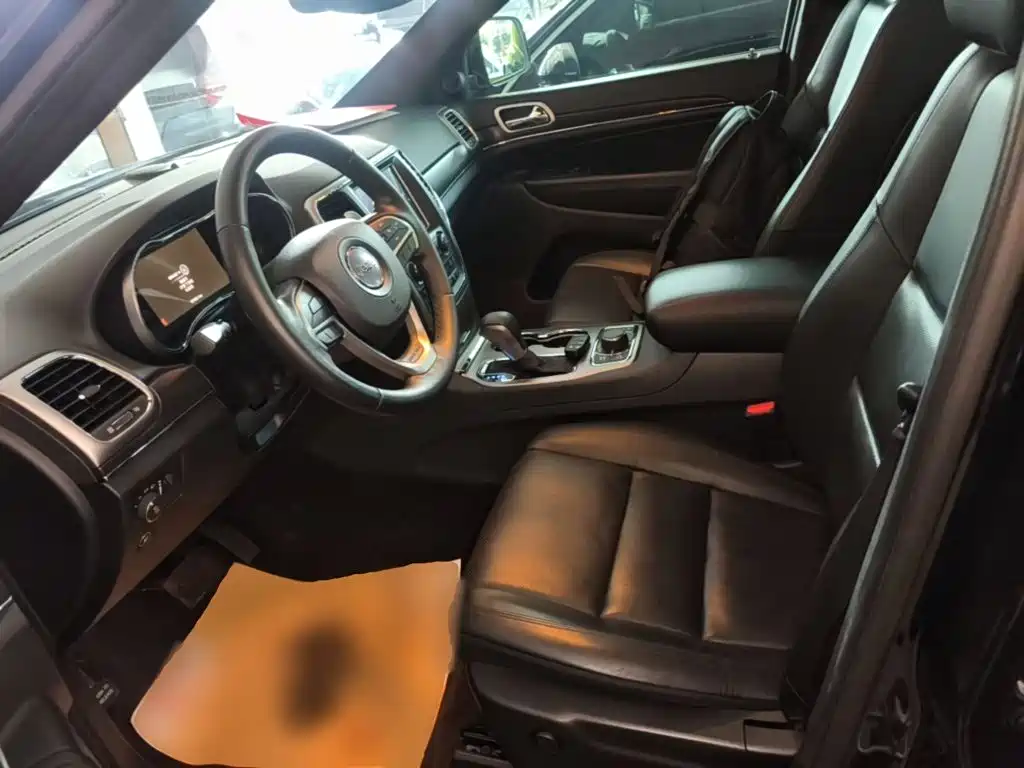 Jeep Grand Cherokee (Import) — фото 15