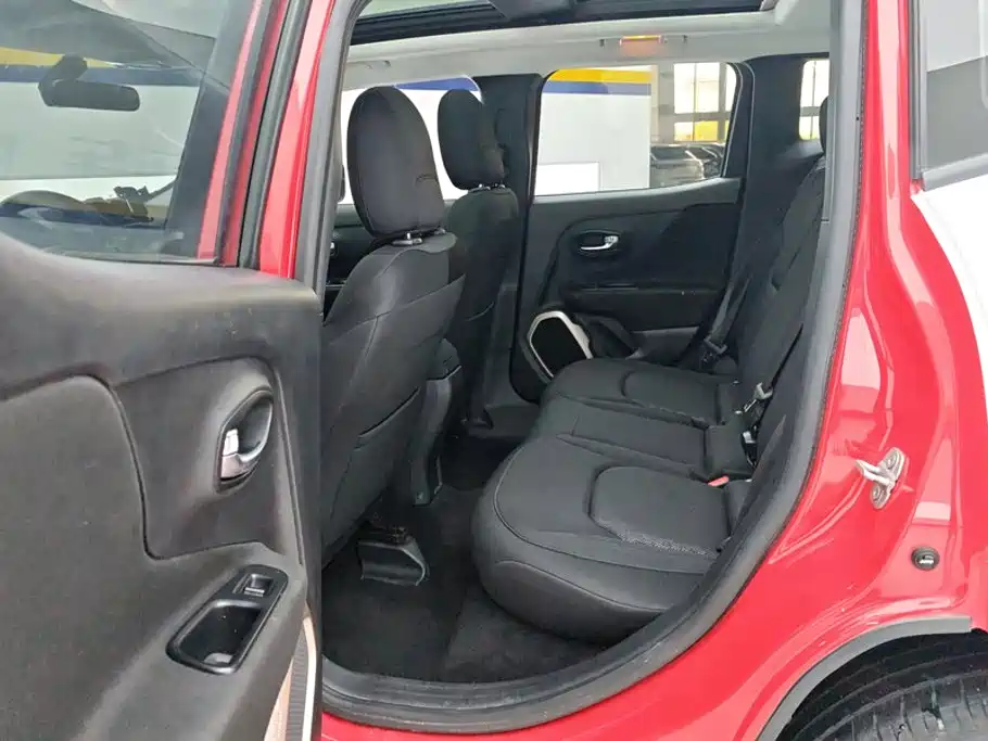 Jeep Renegade — фото 11