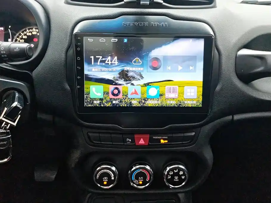 Jeep Renegade — фото 13