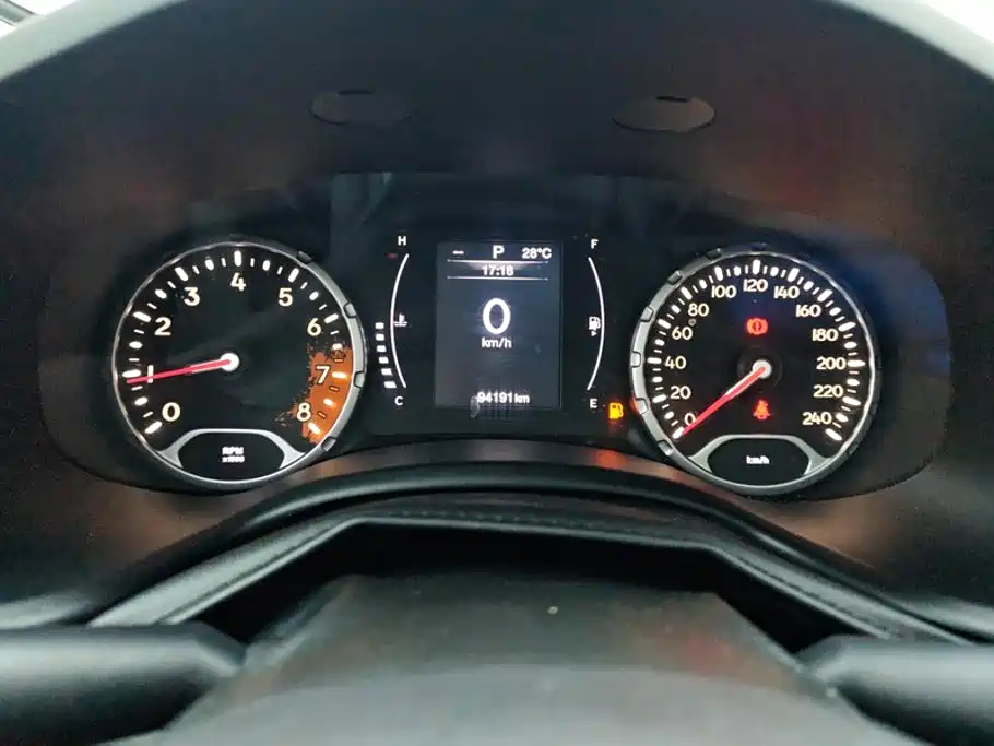 Jeep Renegade — фото 14