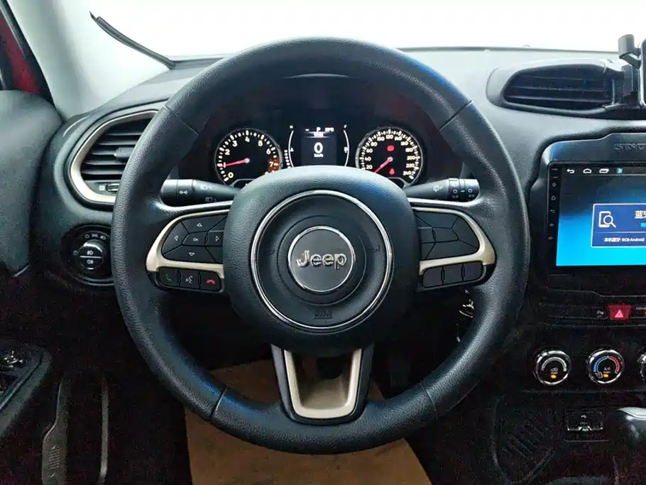 Jeep Renegade — фото 15