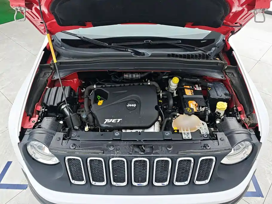 Jeep Renegade — фото 10