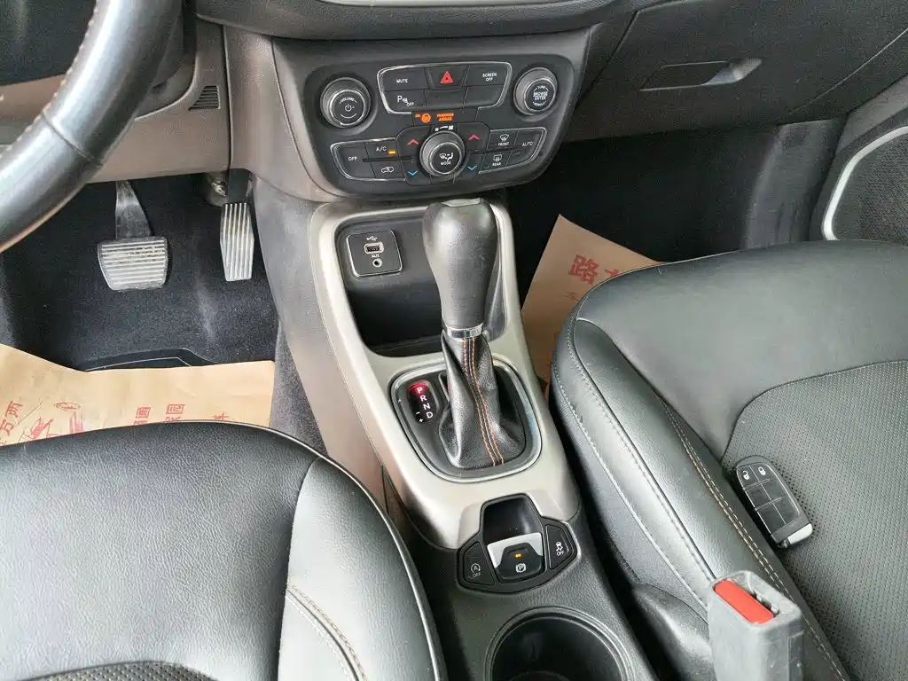 Jeep Compass — фото 10