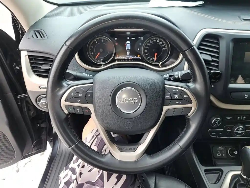 Jeep Cherokee — фото 11