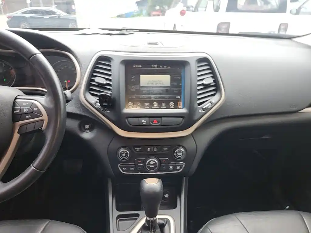 Jeep Cherokee — фото 13
