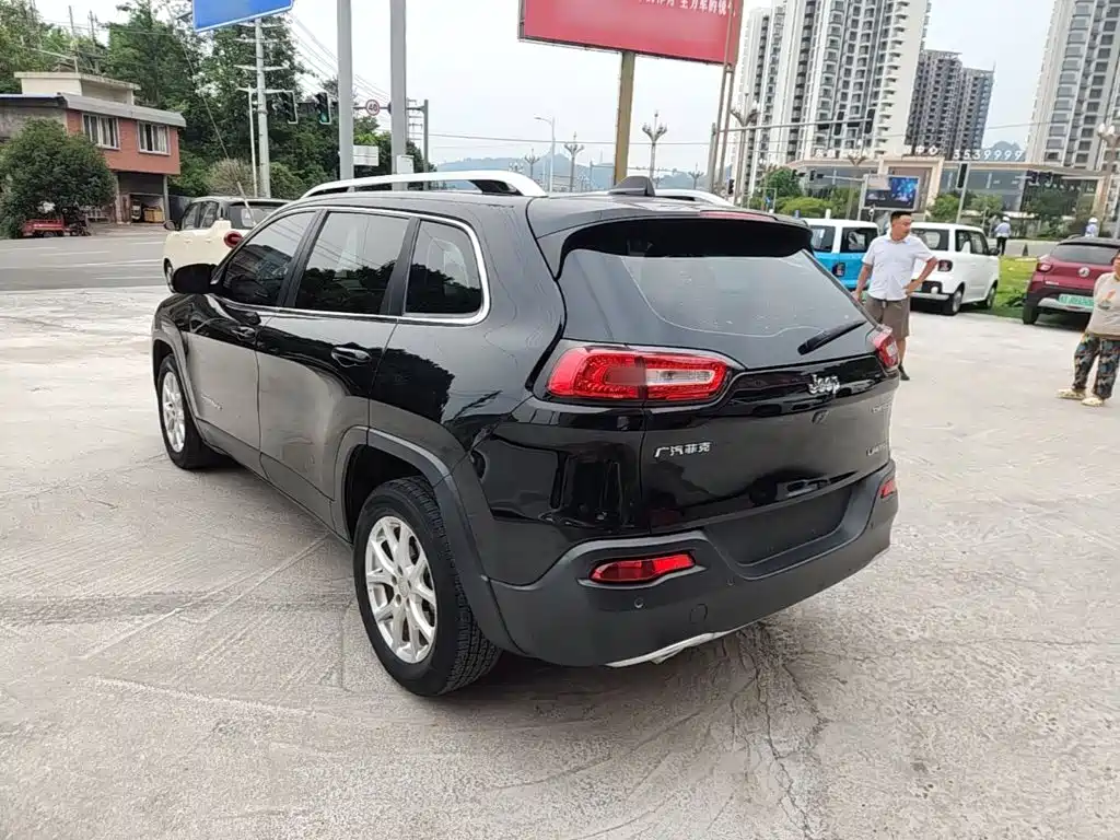 Jeep Cherokee — фото 5