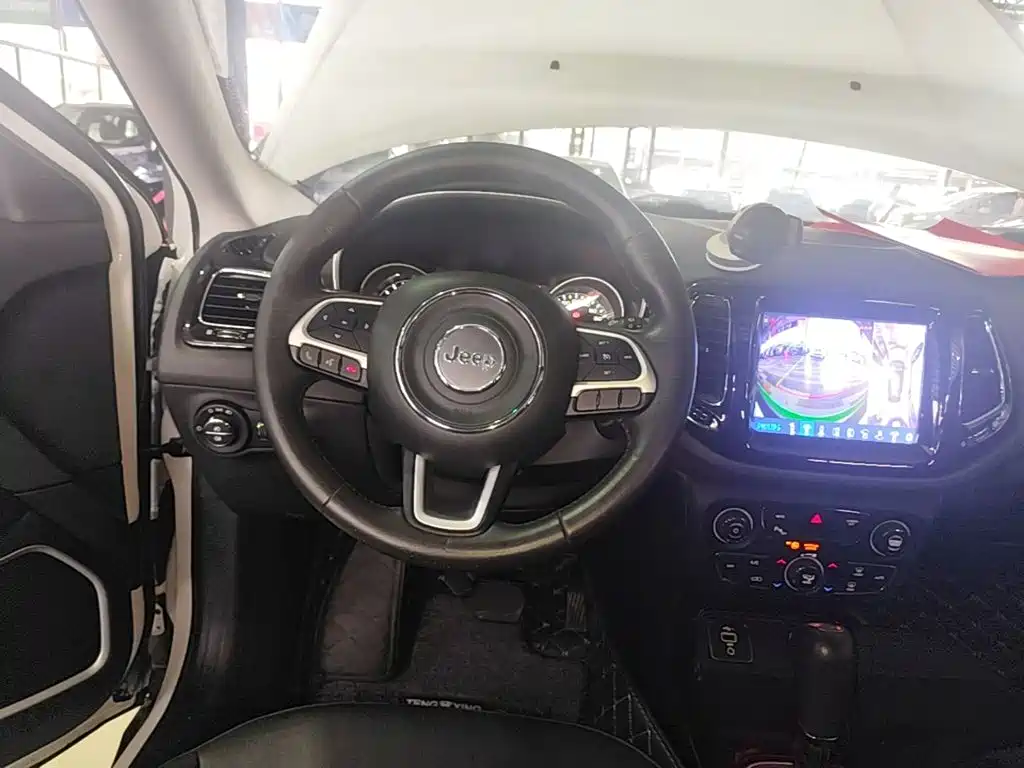Jeep Compass — фото 11