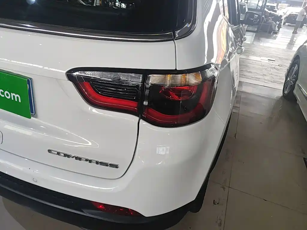 Jeep Compass — фото 8