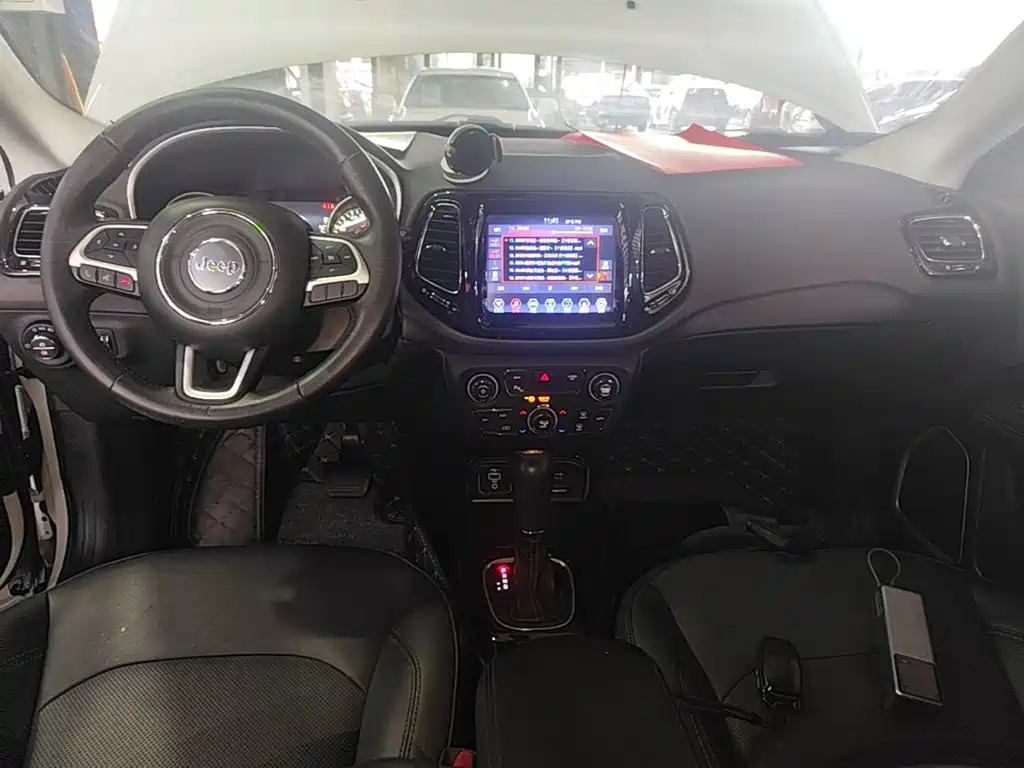 Jeep Compass — фото 10