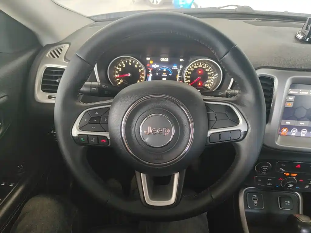 Jeep Compass — фото 11