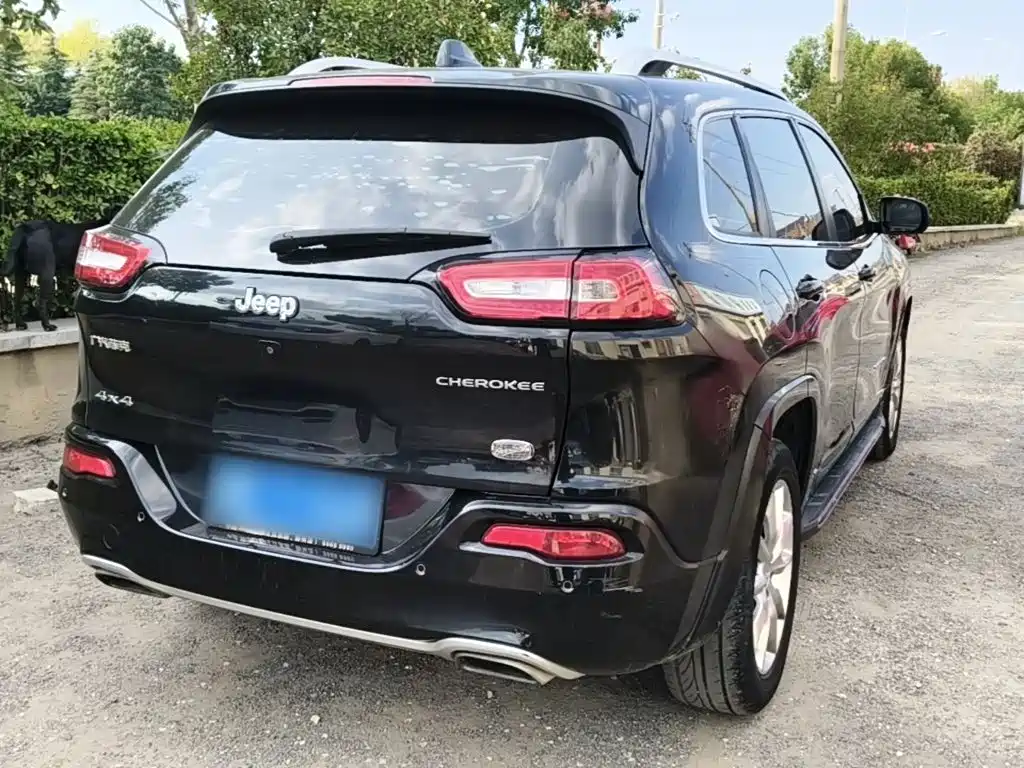 Jeep Cherokee — фото 7