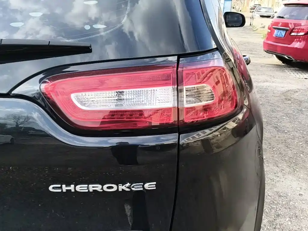 Jeep Cherokee — фото 8