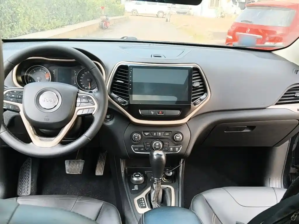 Jeep Cherokee — фото 10