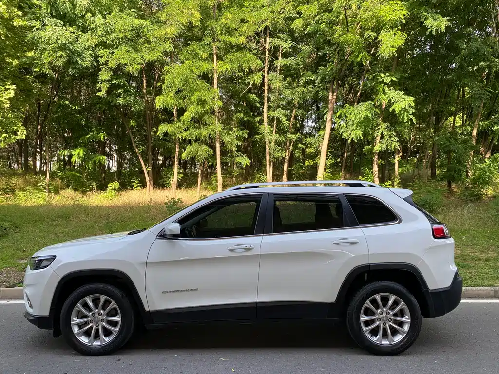 Jeep Cherokee — фото 3