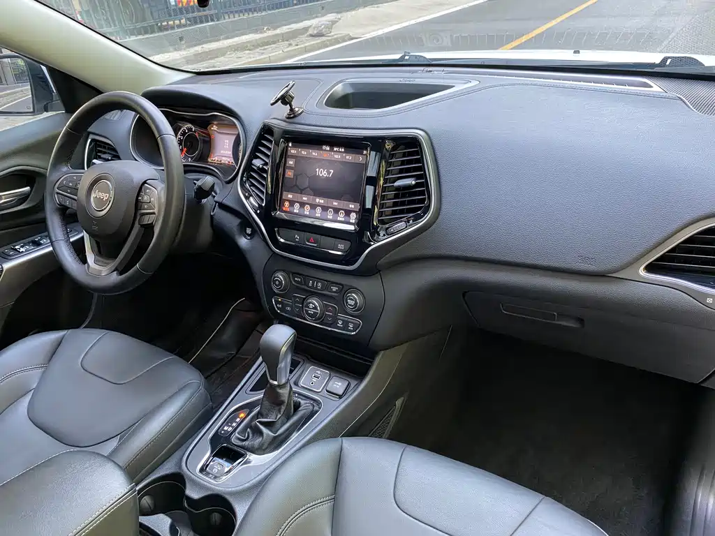 Jeep Cherokee — фото 21