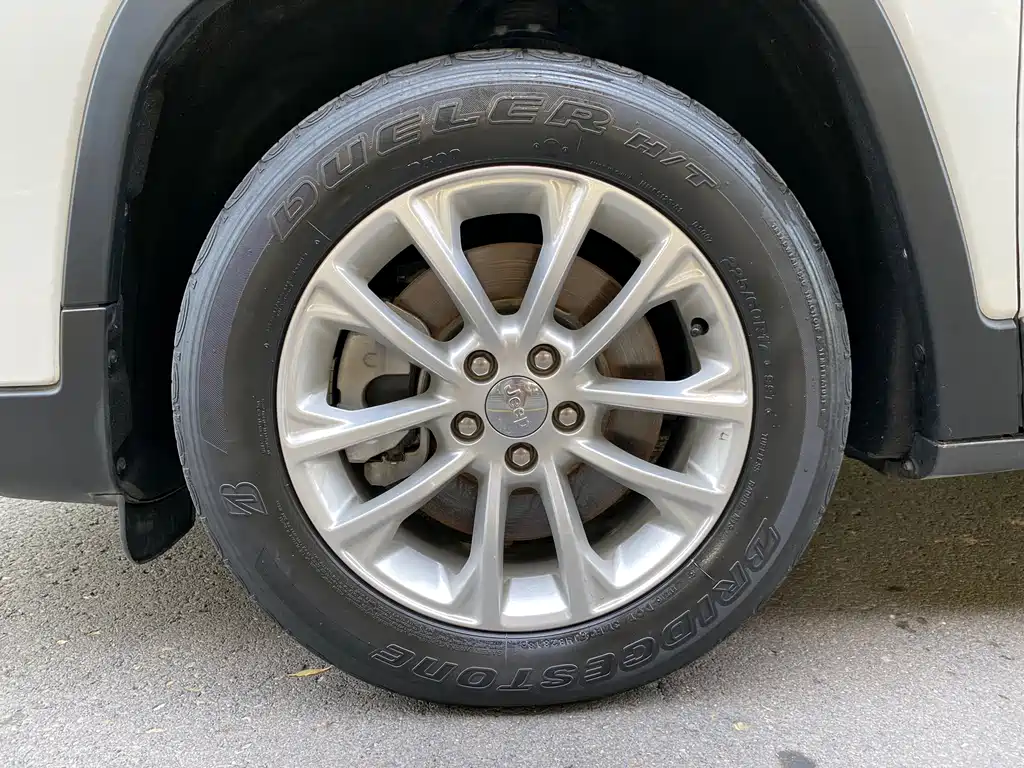 Jeep Cherokee — фото 9