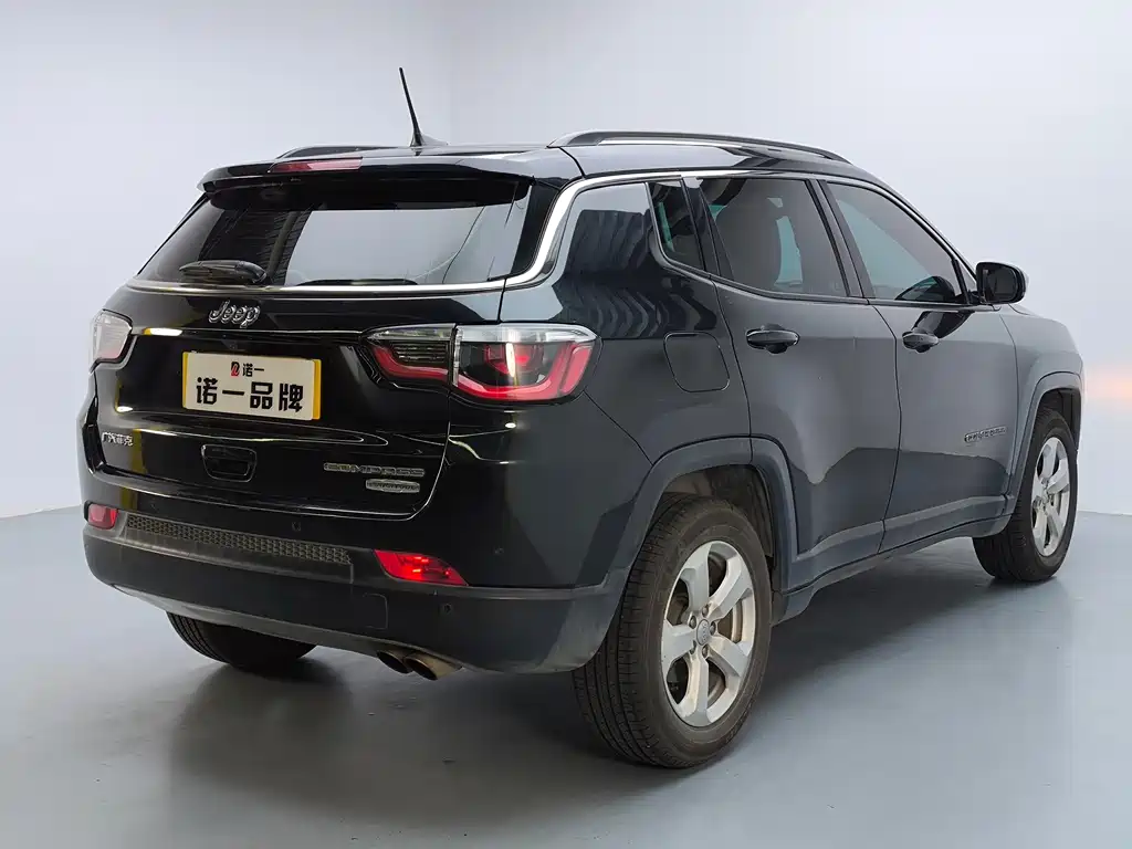 Jeep Compass — фото 7
