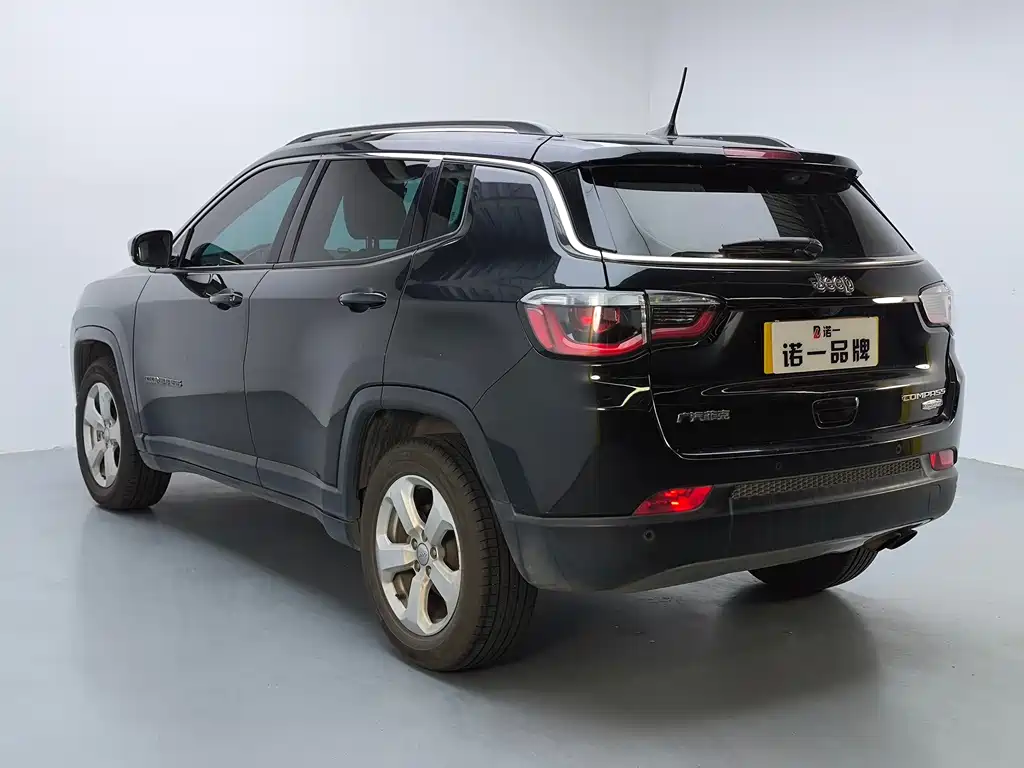 Jeep Compass — фото 8