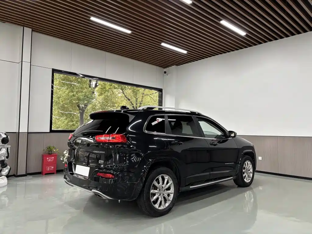 Jeep Cherokee — фото 13