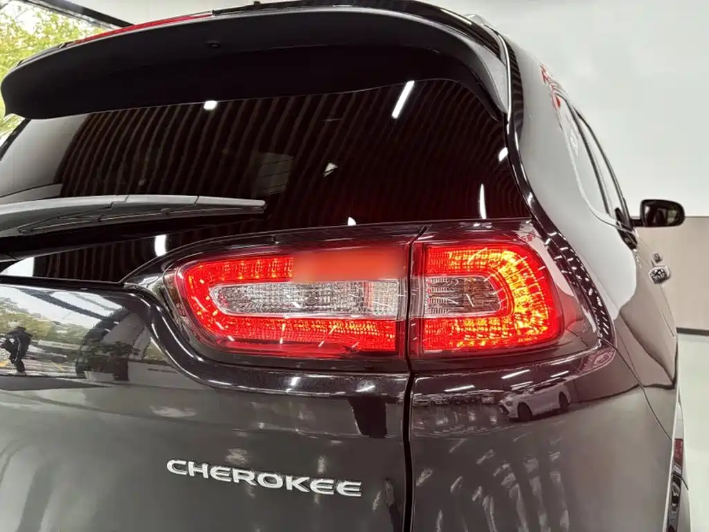 Jeep Cherokee — фото 15