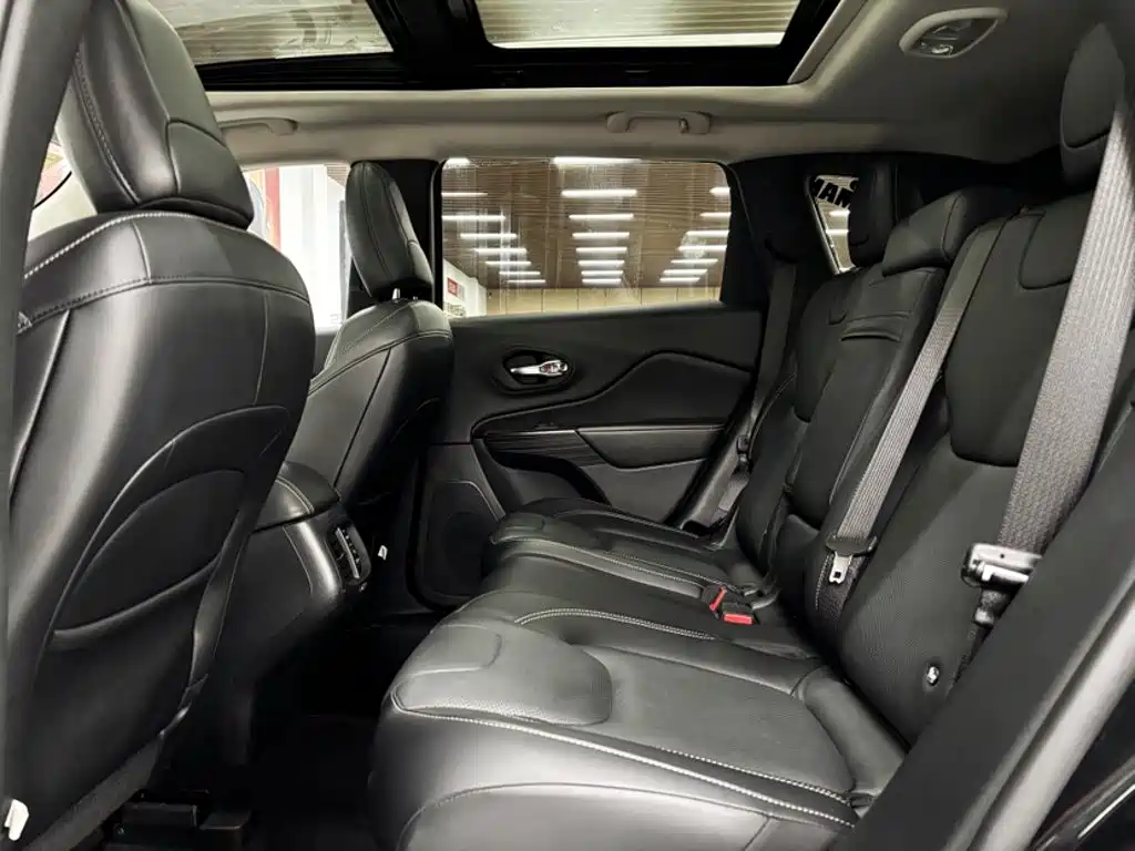 Jeep Cherokee — фото 20