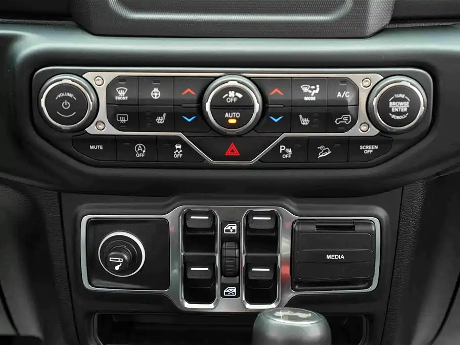 Jeep Wrangler — фото 29