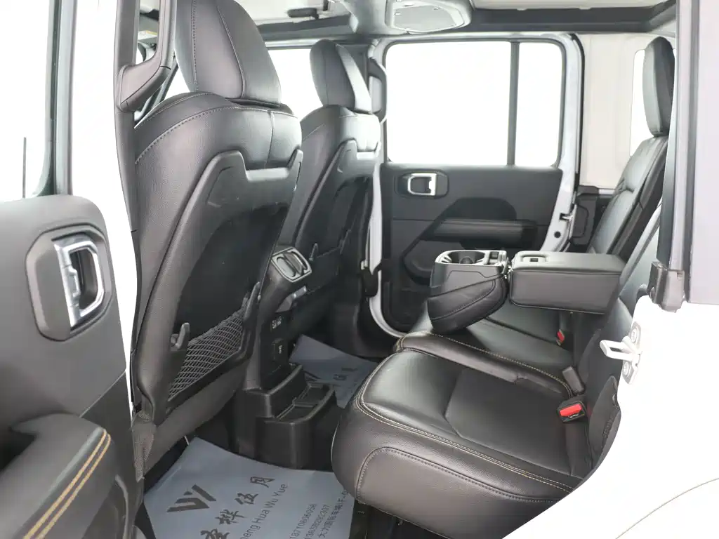 Jeep Wrangler — фото 10