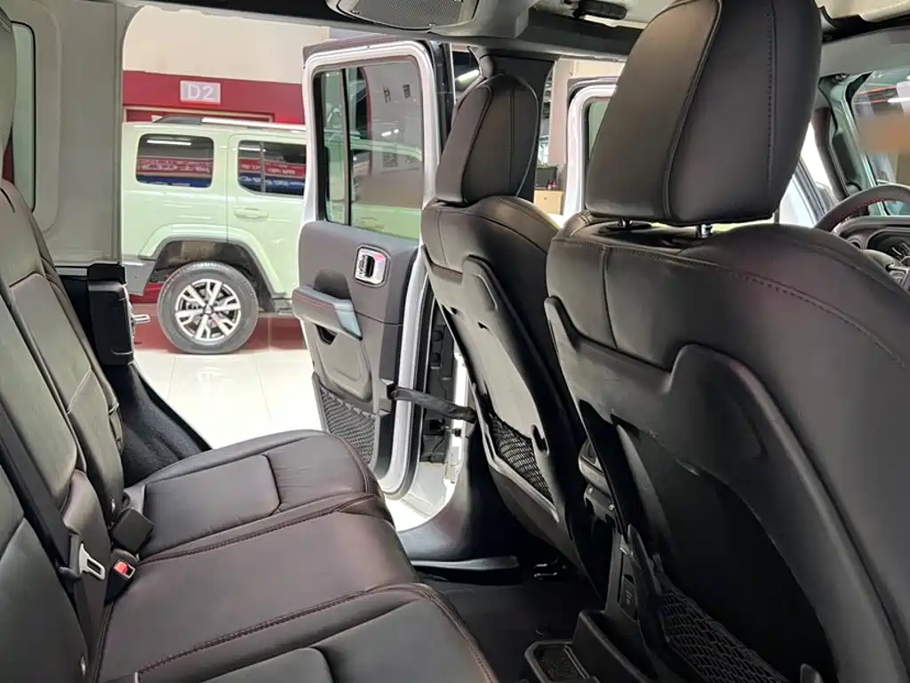 Jeep Wrangler — фото 10