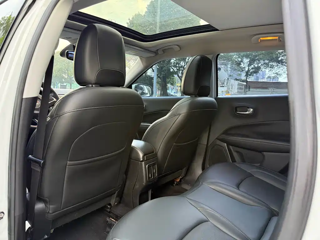 Jeep Compass — фото 11