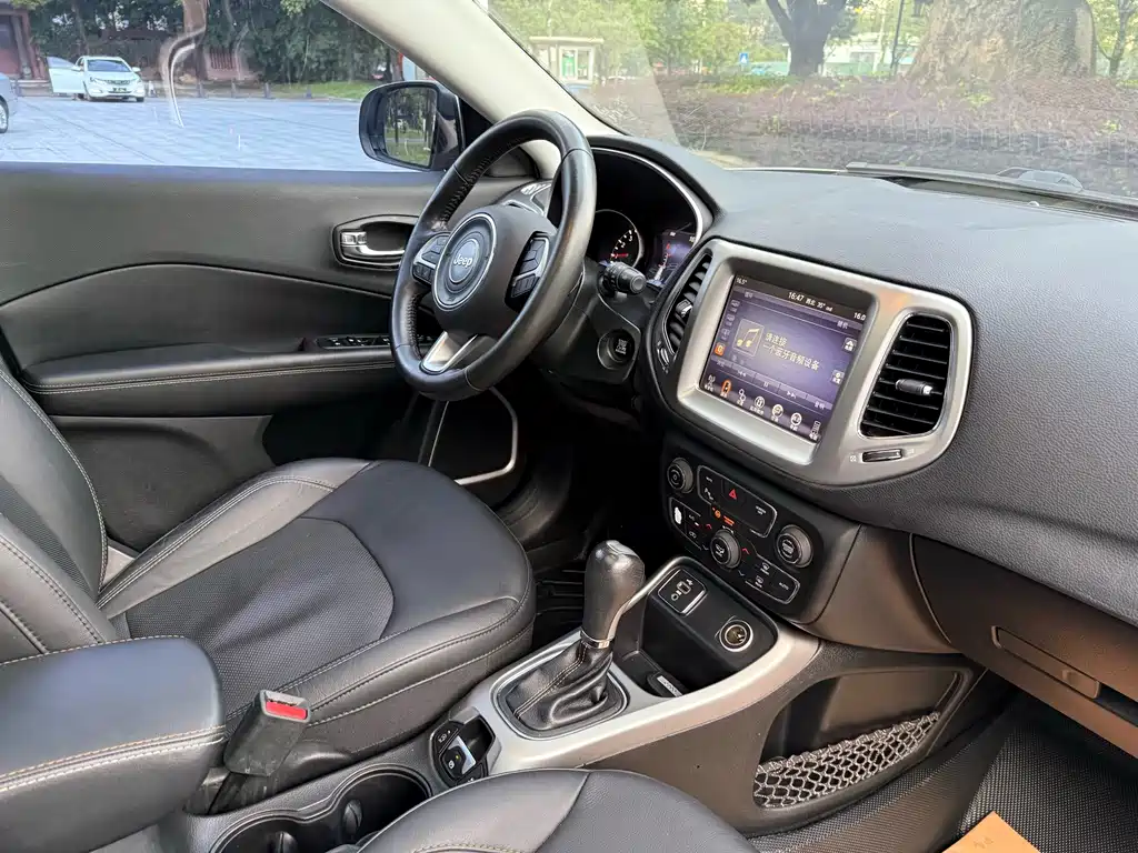 Jeep Compass — фото 13