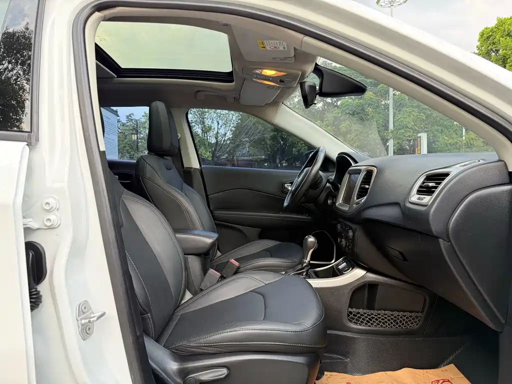 Jeep Compass — фото 14