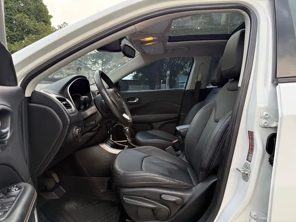 Jeep Compass — фото 4