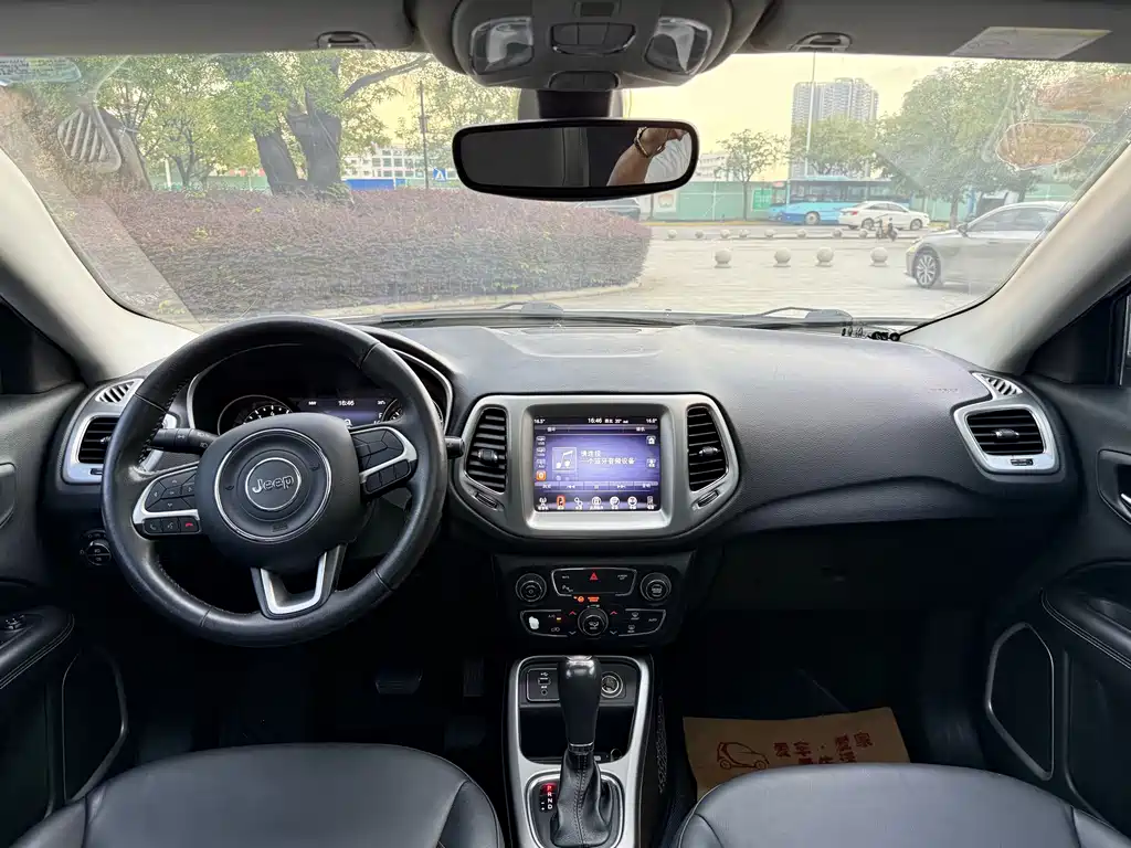 Jeep Compass — фото 6