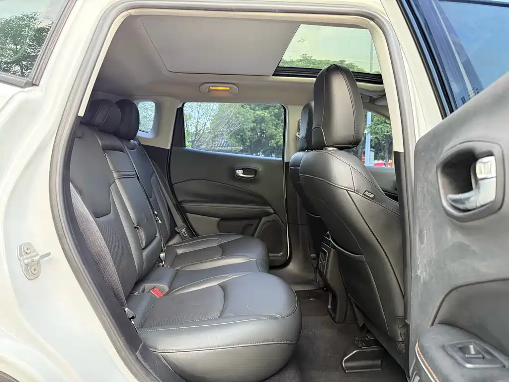 Jeep Compass — фото 10