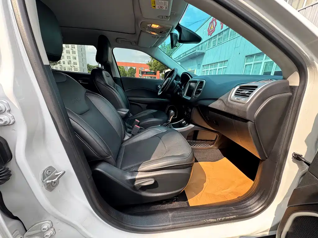Jeep Compass — фото 10