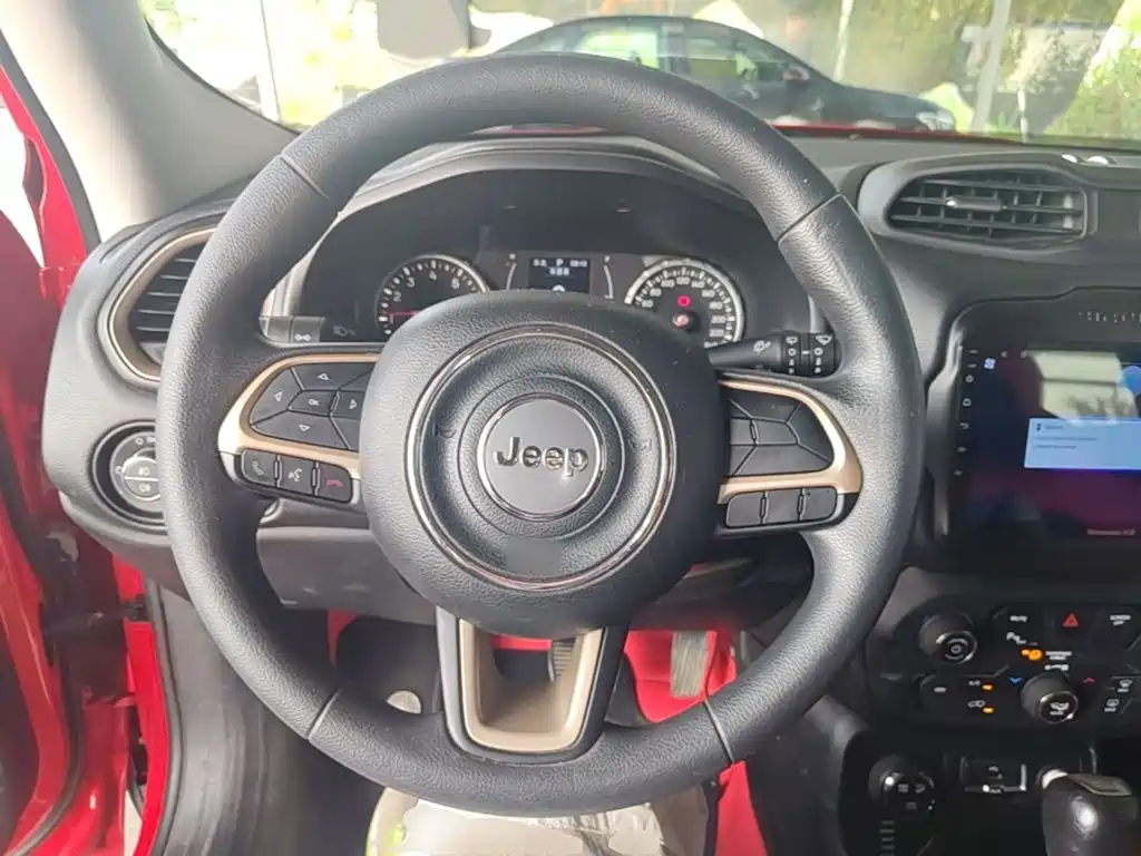 Jeep Renegade — фото 11