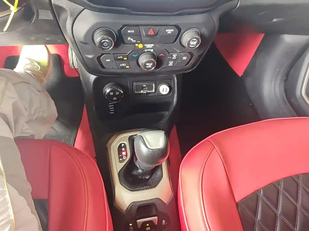 Jeep Renegade — фото 14
