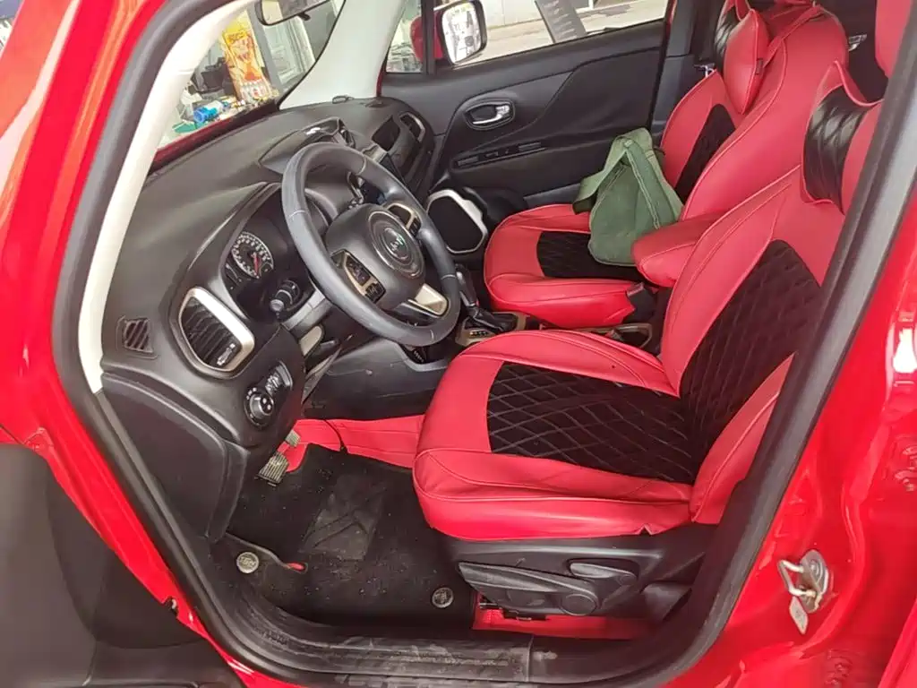 Jeep Renegade — фото 15