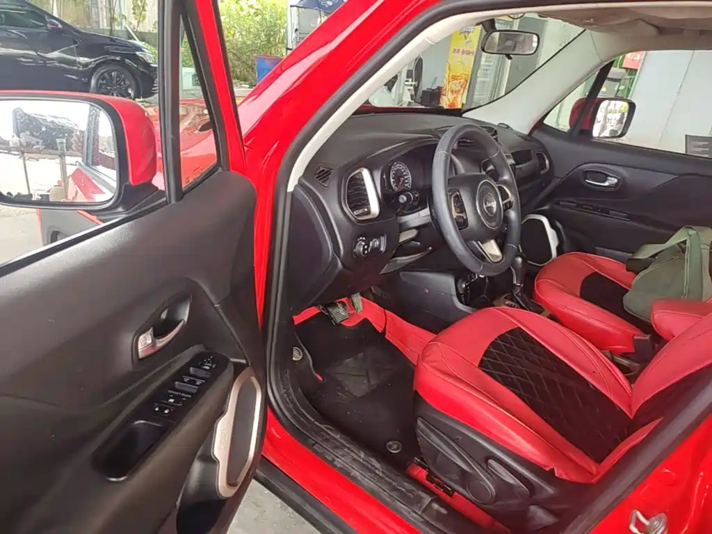Jeep Renegade — фото 16