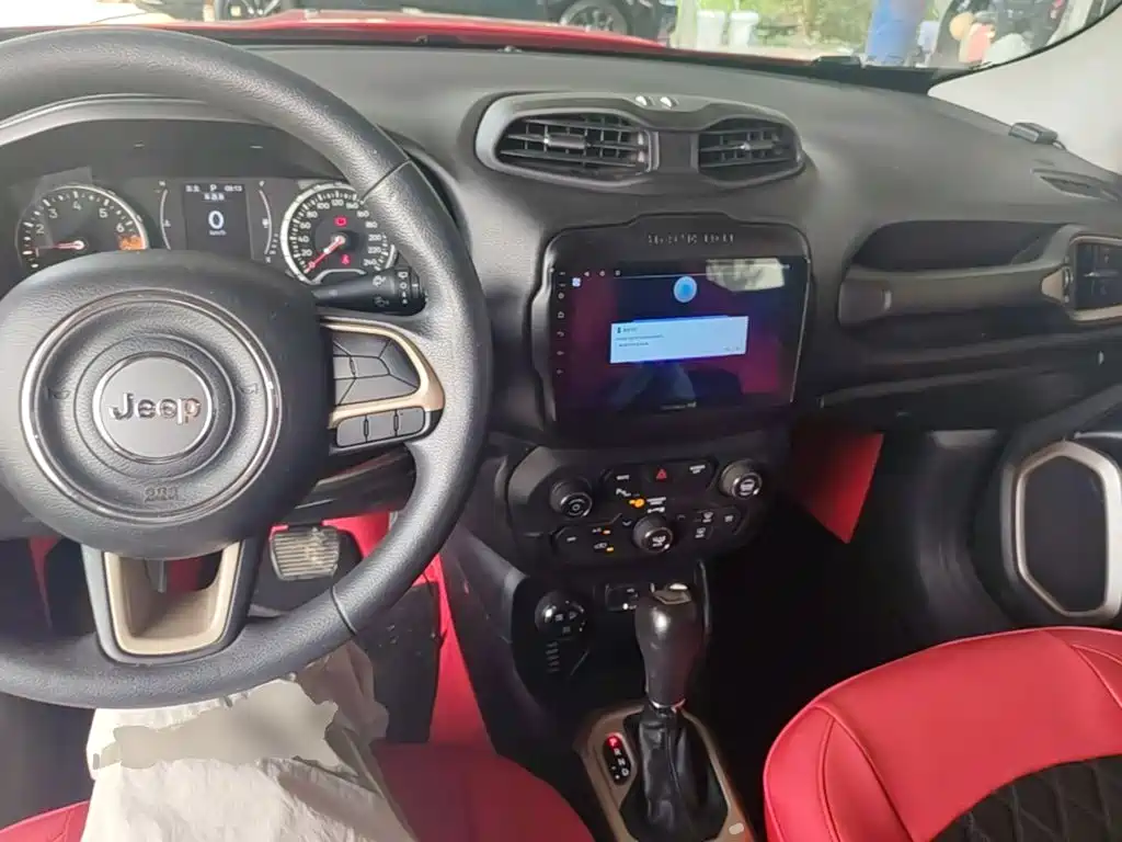 Jeep Renegade — фото 10