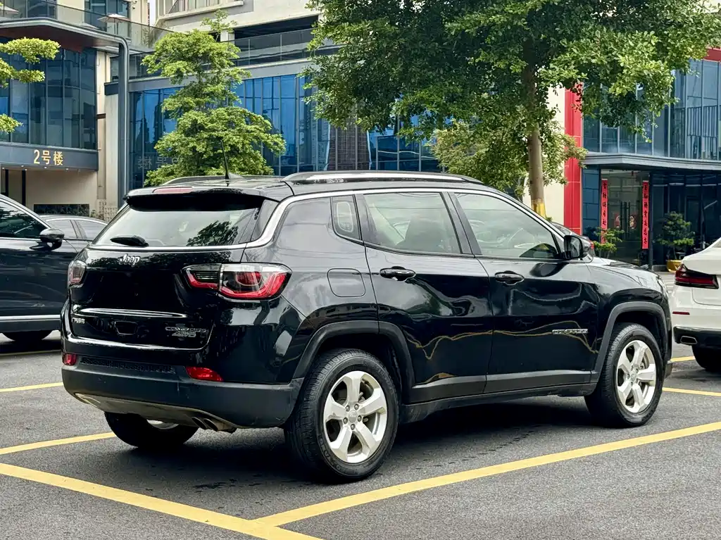 Jeep Compass — фото 11