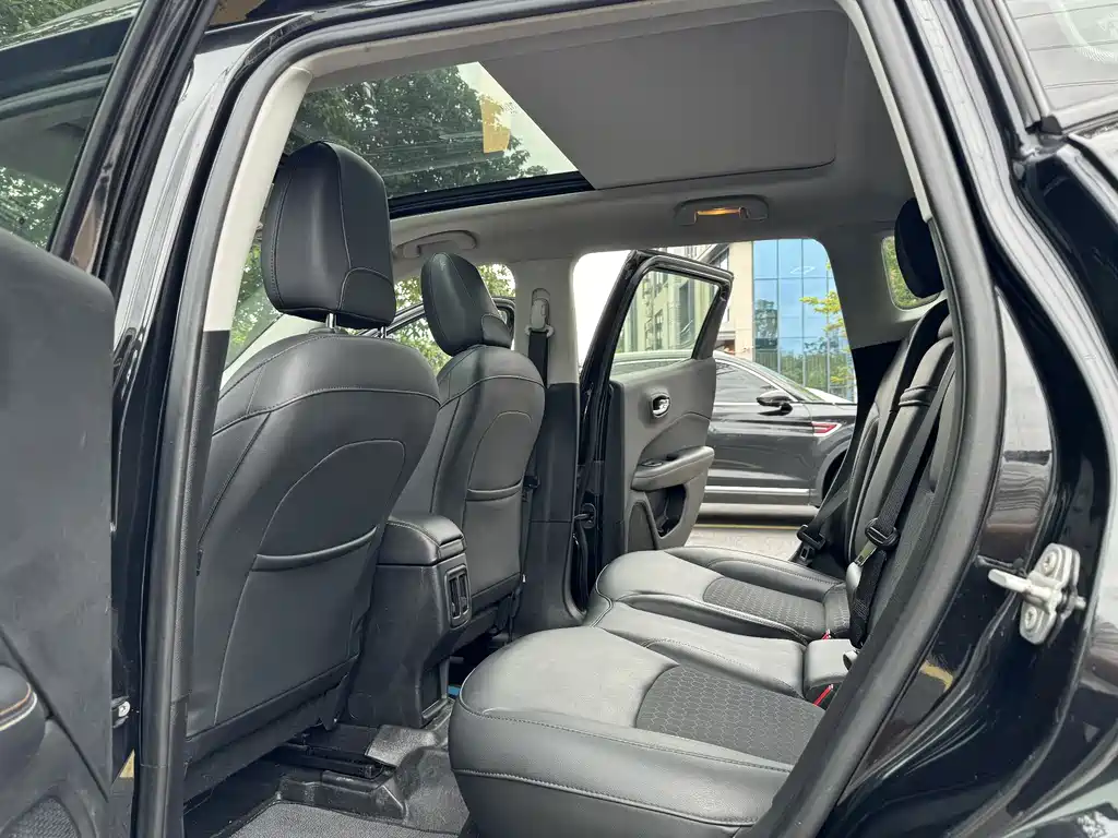 Jeep Compass — фото 7