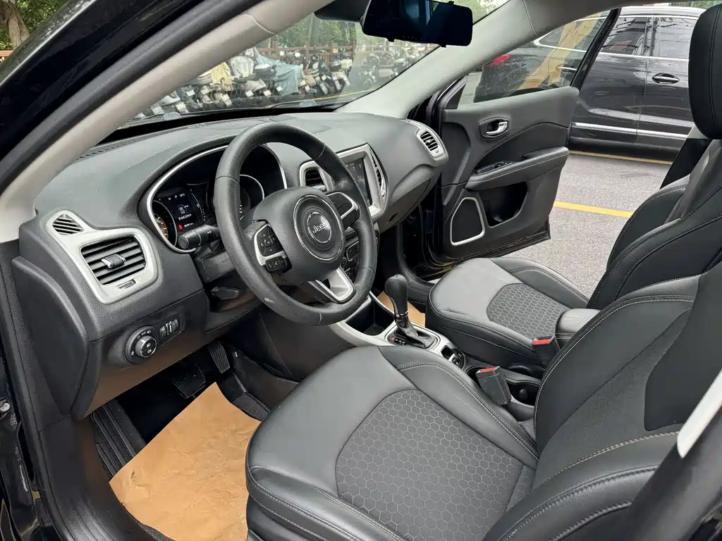 Jeep Compass — фото 8