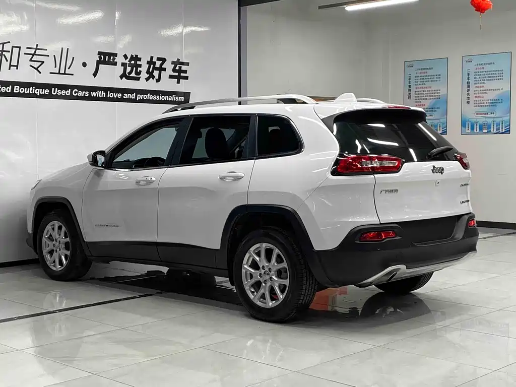 Jeep Cherokee — фото 4
