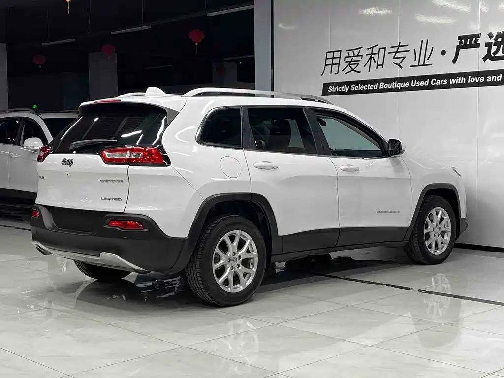 Jeep Cherokee — фото 5