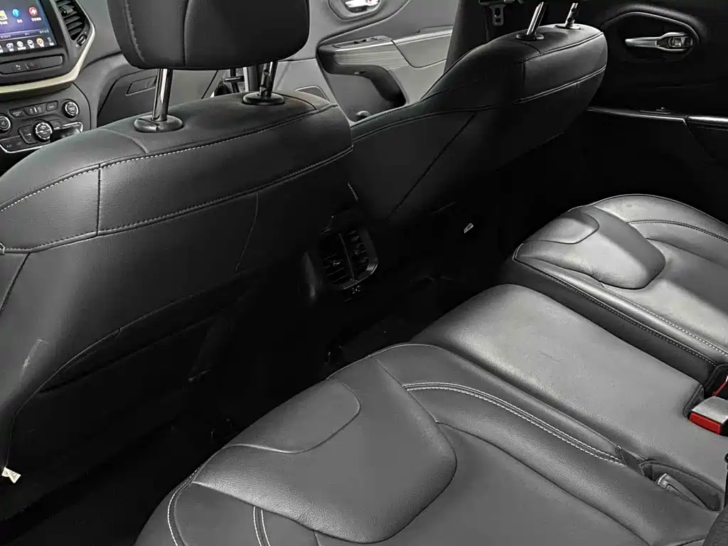 Jeep Cherokee — фото 8