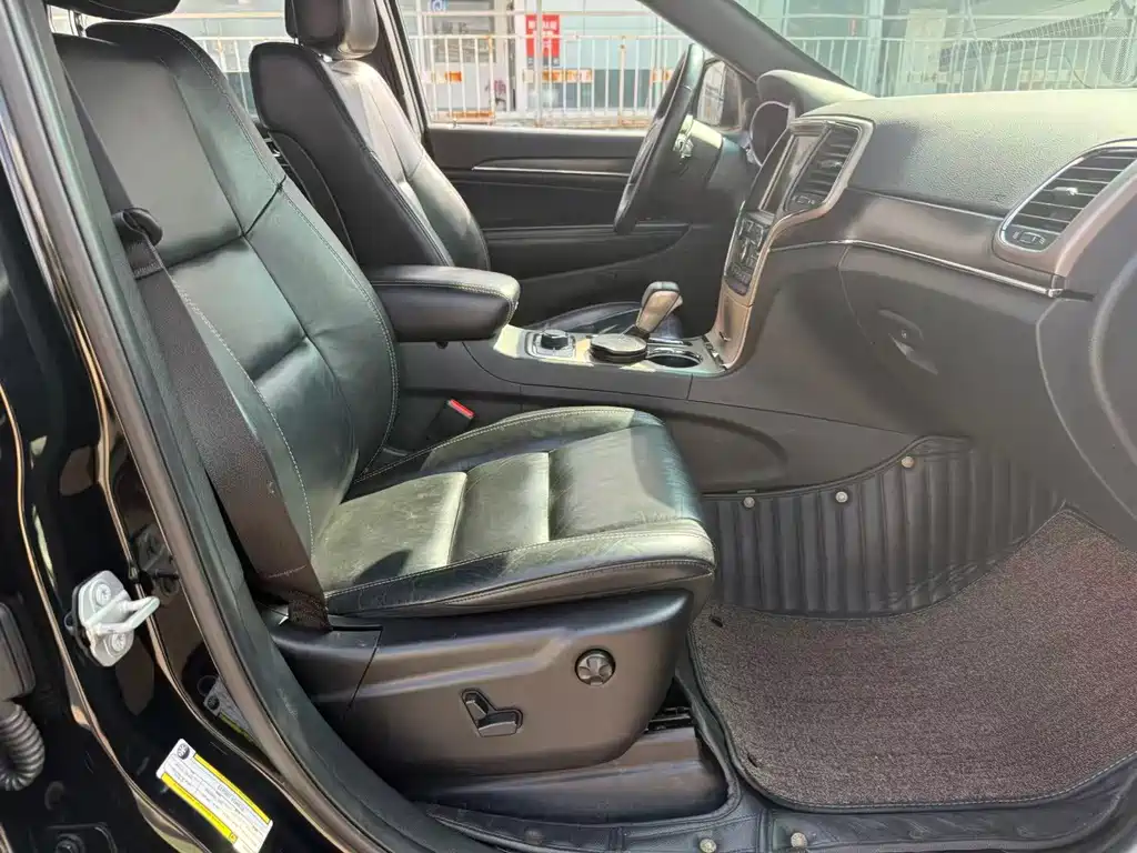 Jeep Grand Cherokee (Import) — фото 17